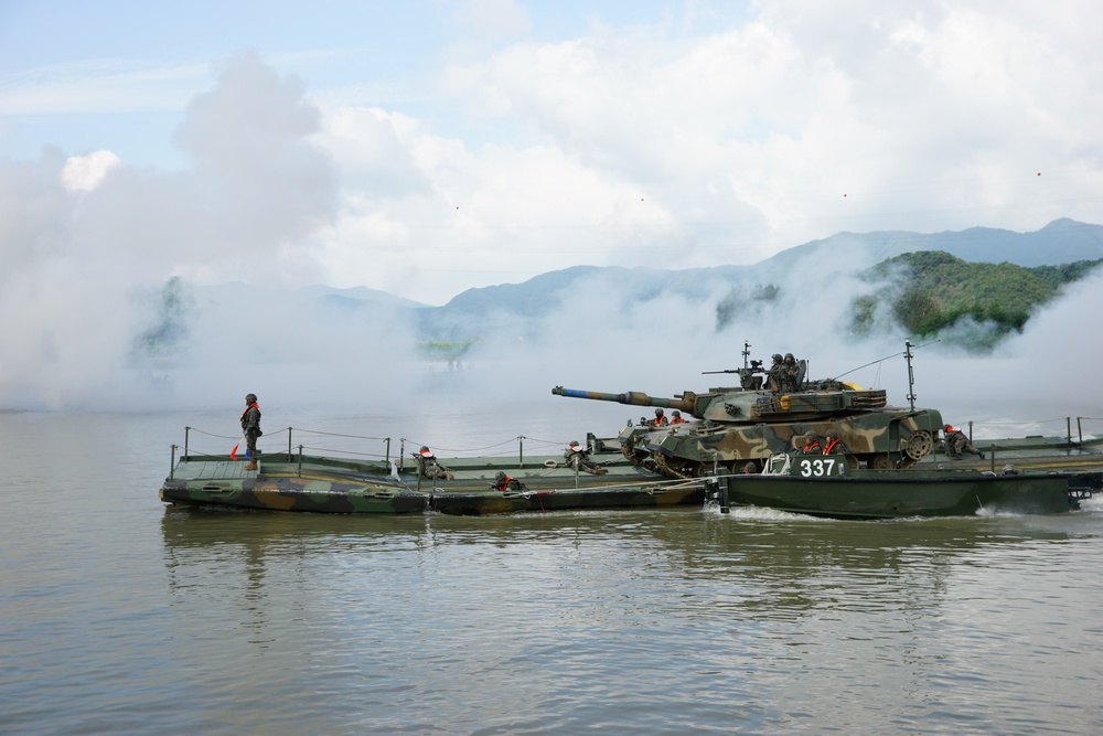 11th Engineers conduct wet-gap training with Republic of Korea counterparts