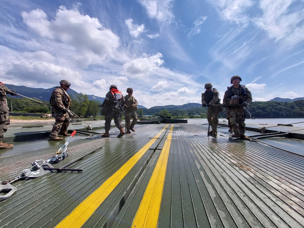 Building bridges - ROK and US Soldiers conduct joint wet-gap training