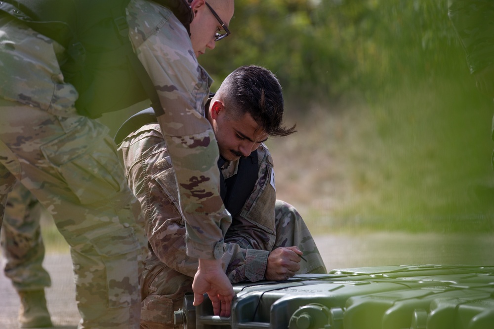 DVIDS - Images - U.S. Army Reserve Best Squad competitor Spc. Johnathan  Jones watches as Sgt. Alejandro Thaureauxlago tightens 550 cord [Image 5 of  5]