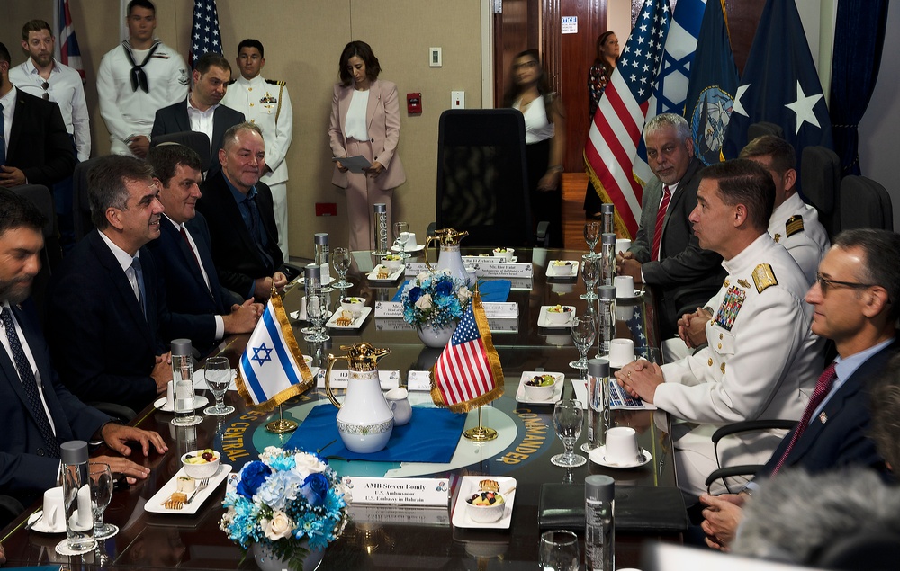 NAVCENT hosts Israeli Foreign Minister