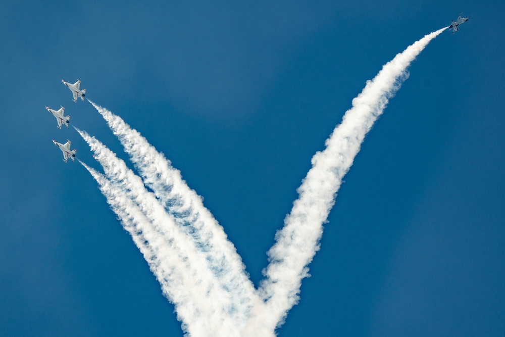 Thunderbirds Bring Thunder to Labor Day Weekend Show