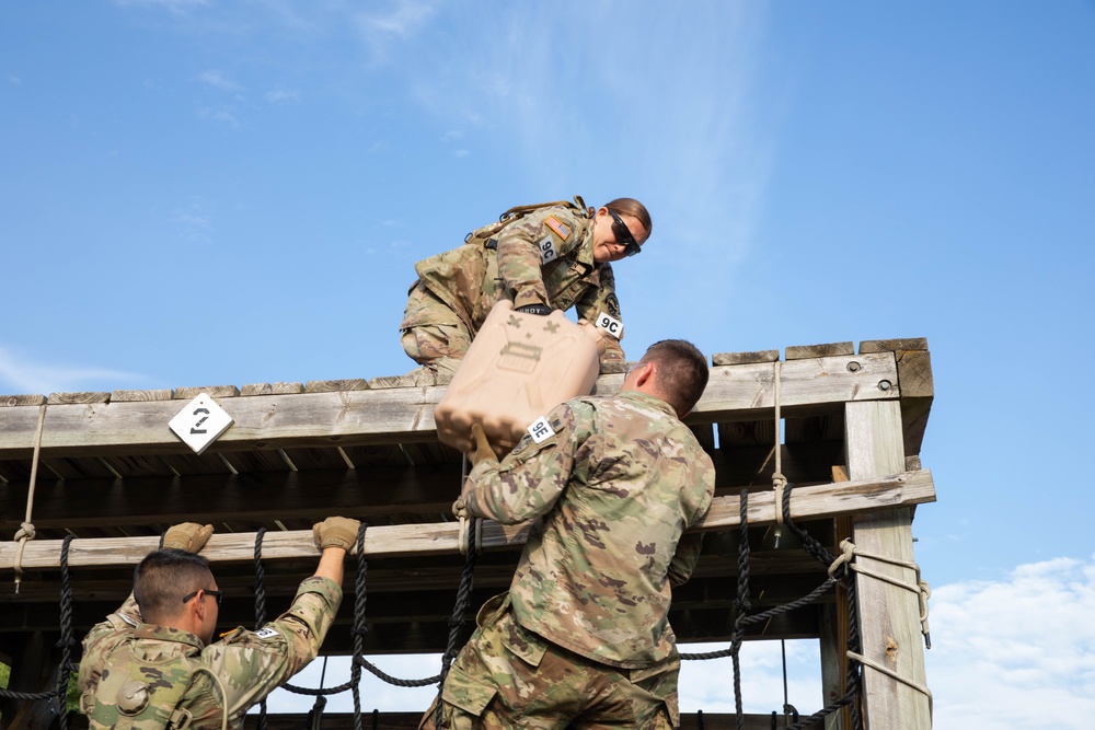 Army Reserve Best Squad competitors work together to navigate an obstacle course