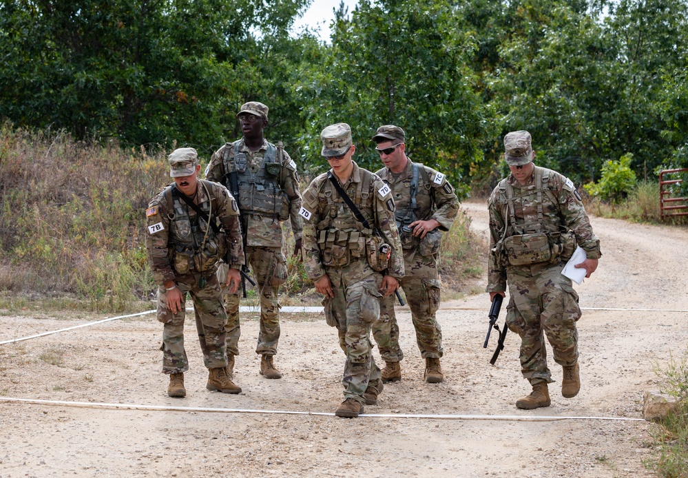 Soldiers Compete in Day Land Nav