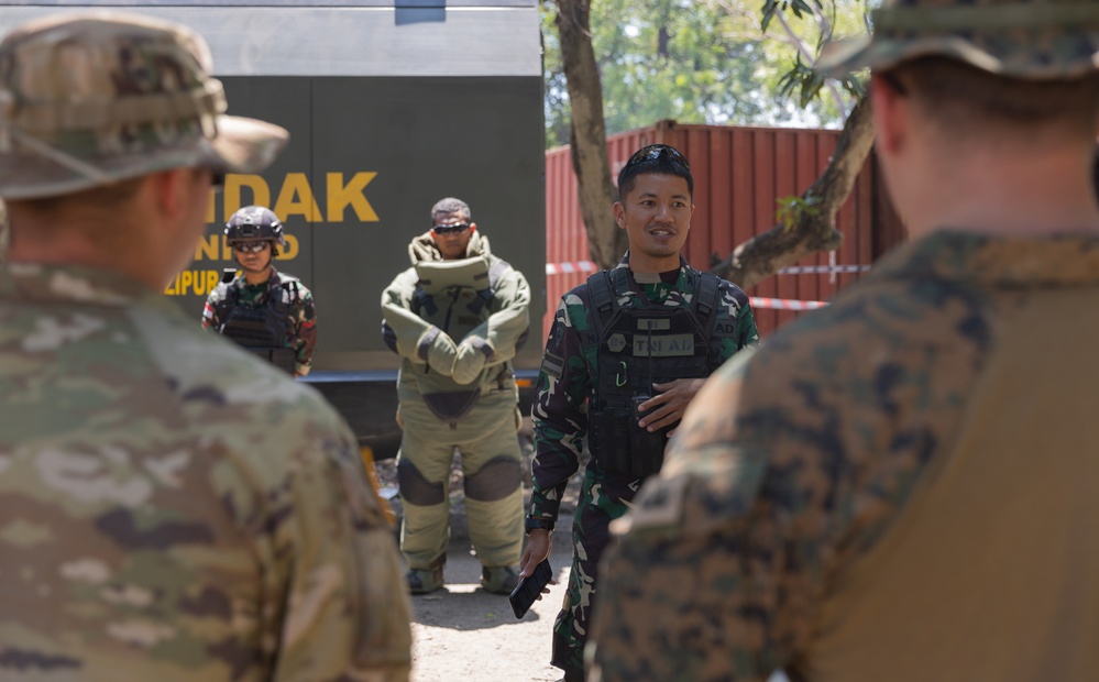 8th MP EOD Team trains alongside Indonesian Armed Forces Army