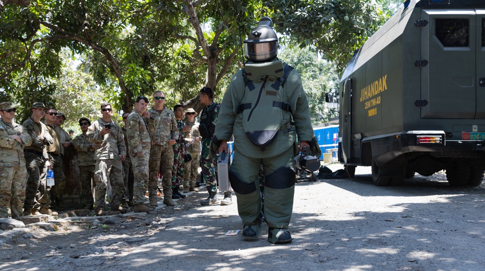 8th MP EOD Team trains alongside Indonesian Armed Forces Army