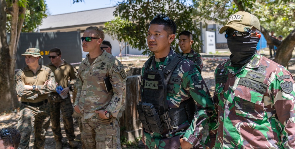 DVIDS - Images - 8th MP EOD Team trains alongside Indonesian Armed ...