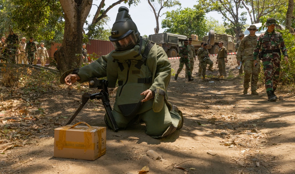 8th MP EOD Team trains alongside Indonesian Armed Forces Army