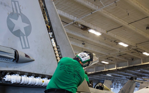 E/A-18G Growler Routine Maintenance