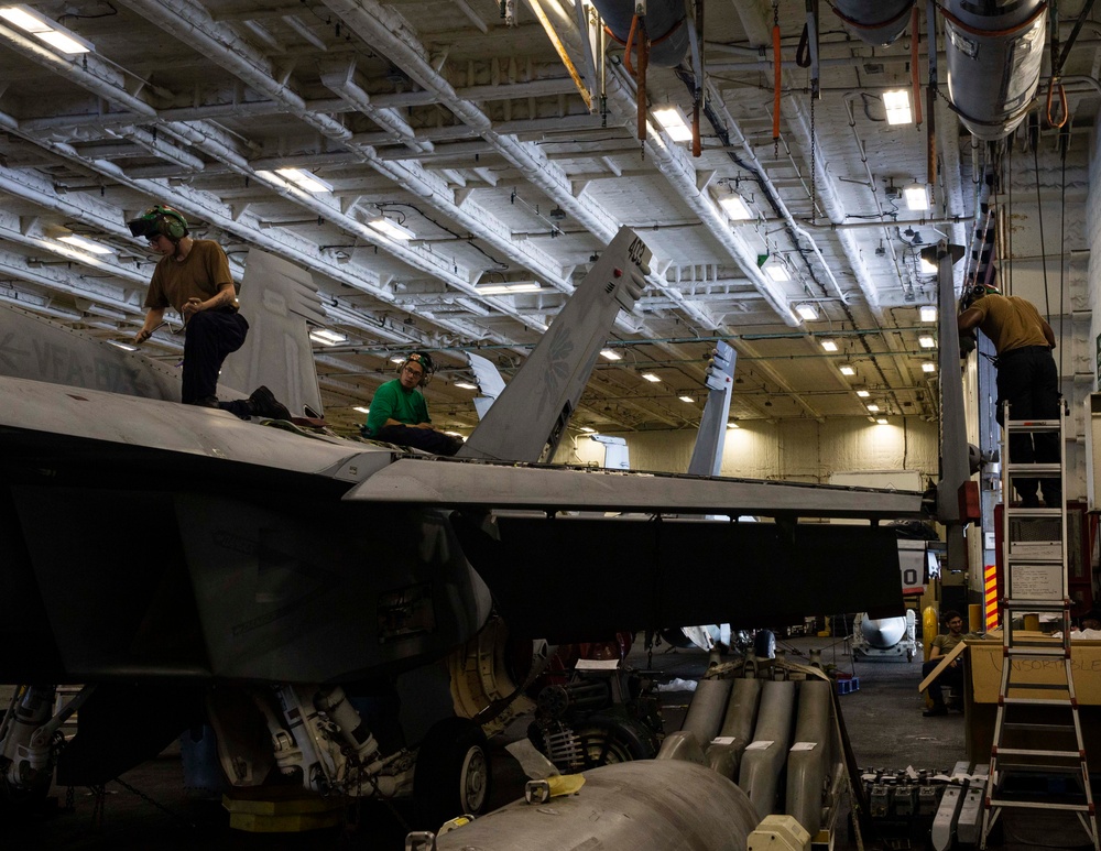 F/A-18E Super Hornet Routine Maintenance