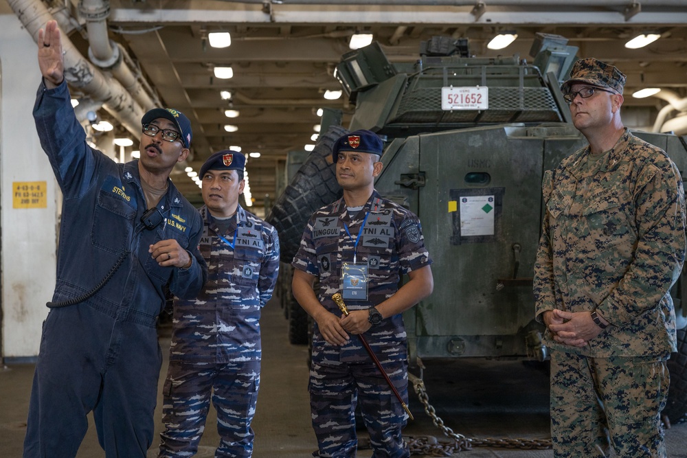 Super Garuda Shield 2023, Indonesian Navy Commanding Officers Tour the USS Green Bay