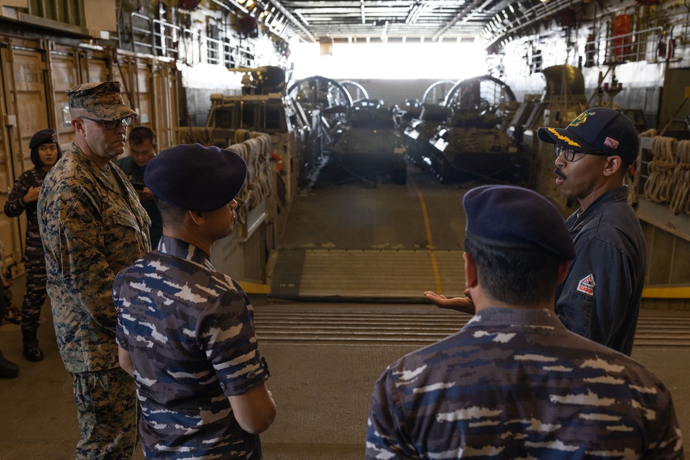 Super Garuda Shield 2023, Indonesian Navy Commanding Officers Tour the USS Green Bay