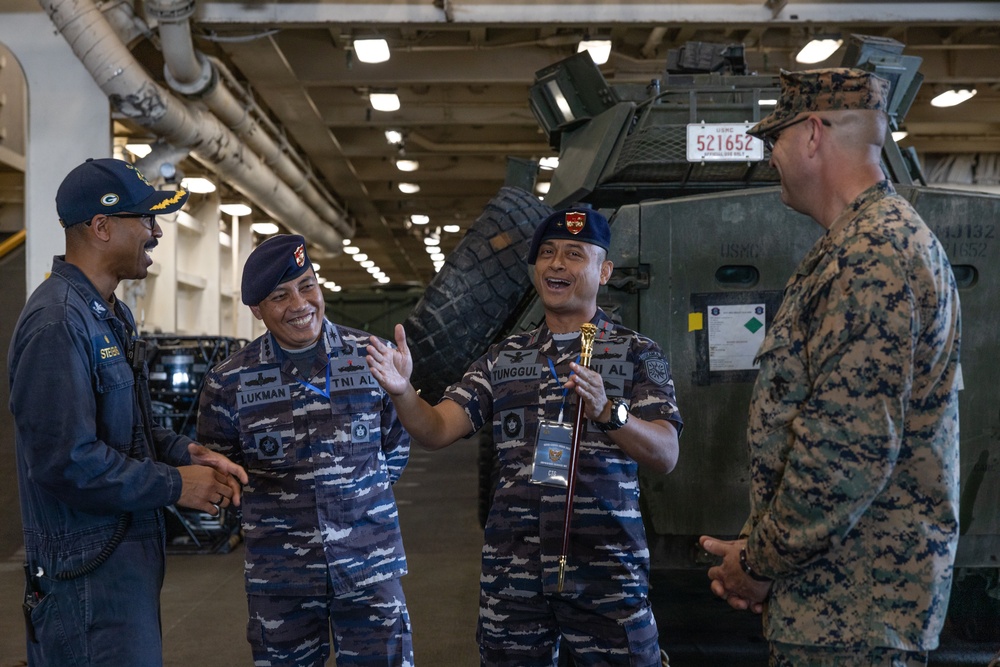 Super Garuda Shield 2023, Indonesian Navy Commanding Officers Tour the USS Green Bay