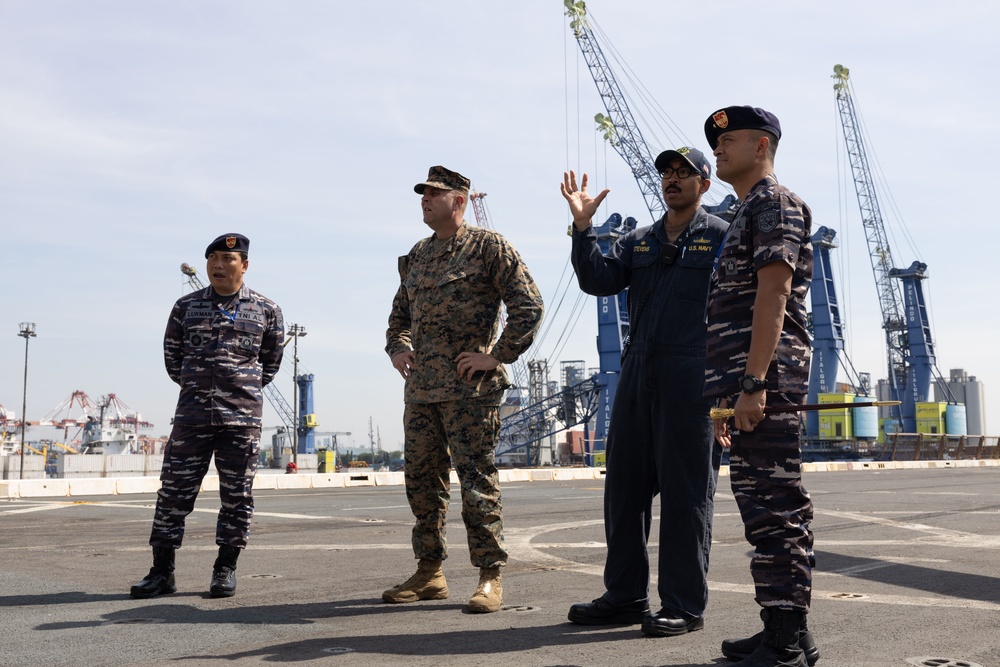 Super Garuda Shield 2023, Indonesian Navy Commanding Officers Tour the USS Green Bay