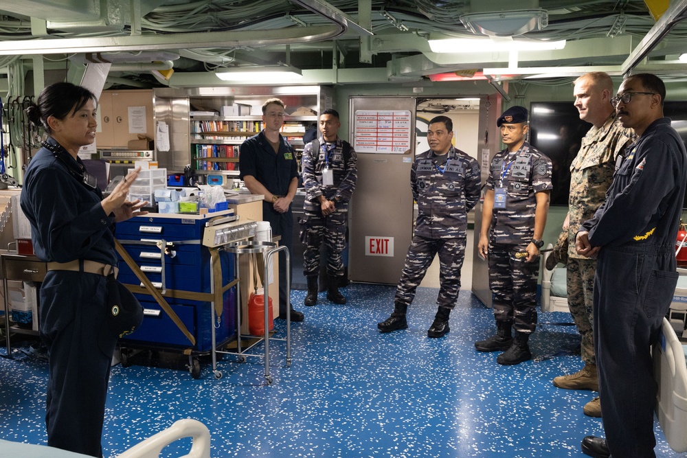 Super Garuda Shield 2023, Indonesian Navy Commanding Officers Tour the USS Green Bay