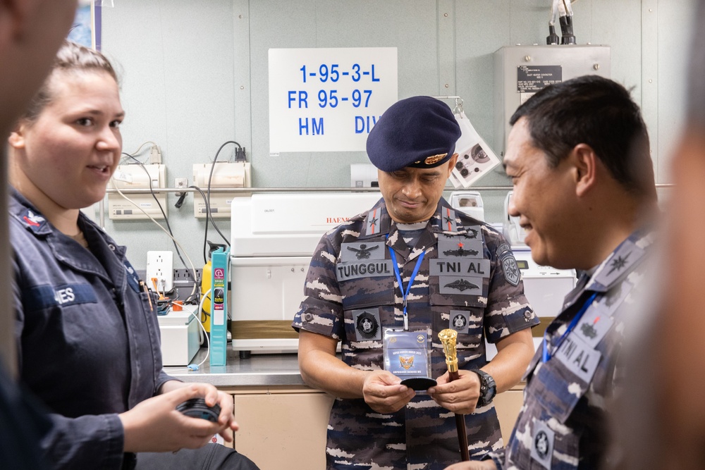 Super Garuda Shield 2023, Indonesian Navy Commanding Officers Tour the USS Green Bay