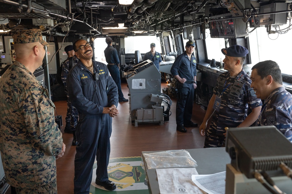 Super Garuda Shield 2023, Indonesian Navy Commanding Officers Tour the USS Green Bay