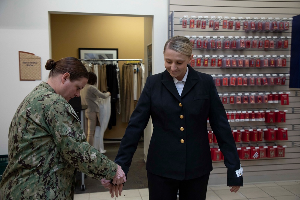 Hampton Roads chief petty officer selects are fitted for uniforms