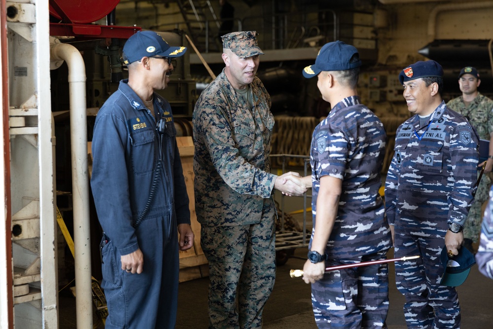 Super Garuda Shield 2023, Indonesian Navy Commanding Officers Tour the USS Green Bay