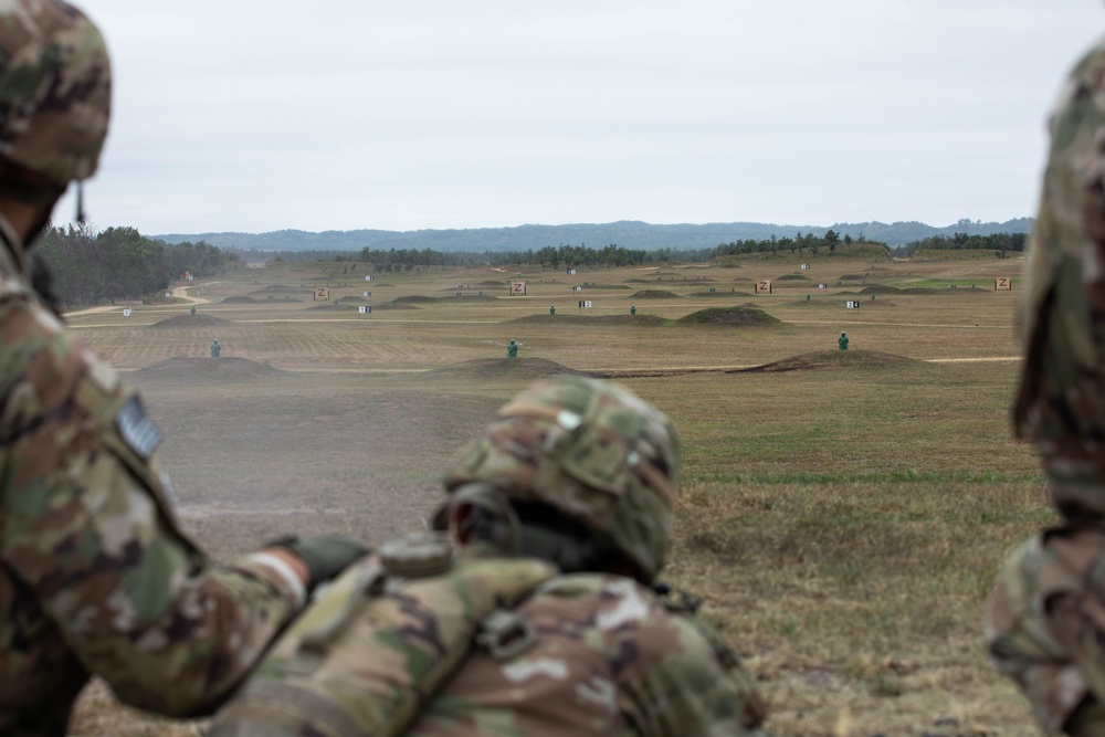 Army Reserve Best Squad competitors work as a team to qualify on the M249