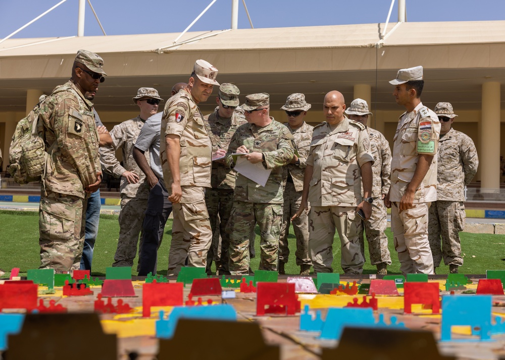 Marines with 3rd Assault Amphibian Bn. meet with Egyptian and Indian military members.