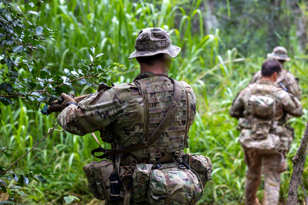 Marine Raiders train on tracking and evading