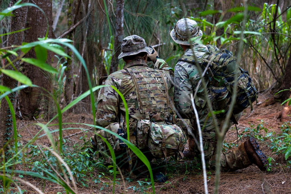 Marine Raiders train on tracking and evading