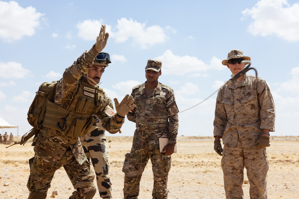 Marines with 3rd Assault Amphibian Bn., 4th Combat Engineer Bn. instruct Egyptian service members on counter improvised explosive device tactics.