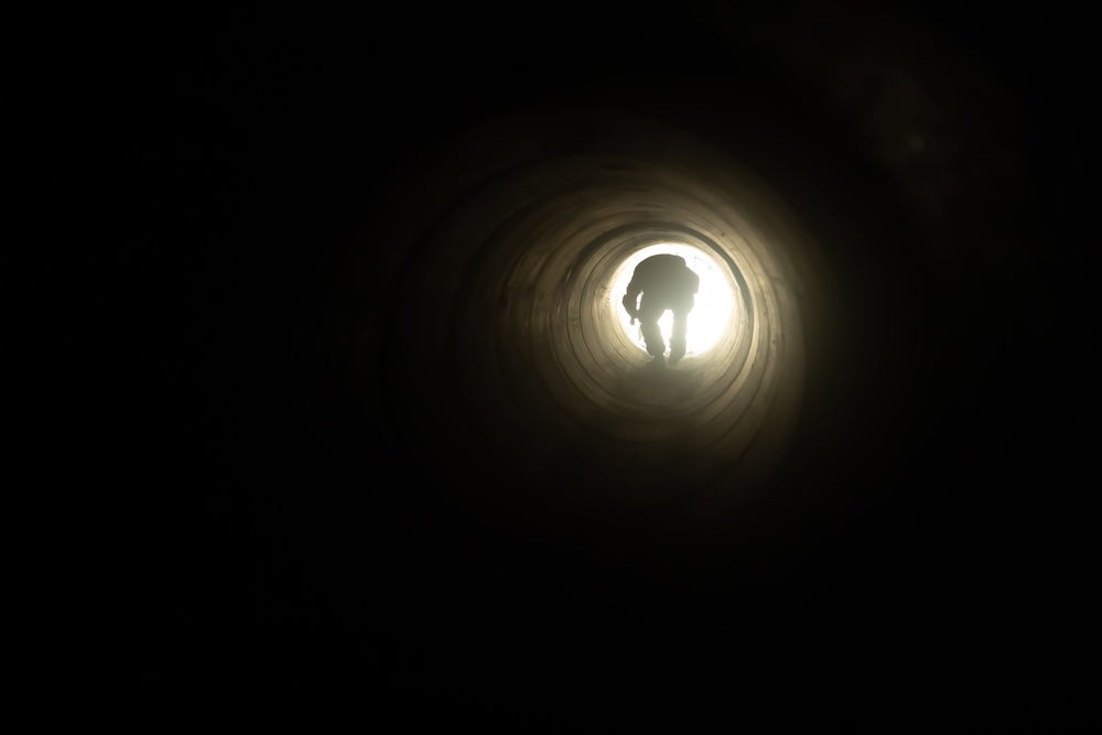 Army Reserve Best Squad competitor navigates a tunnel