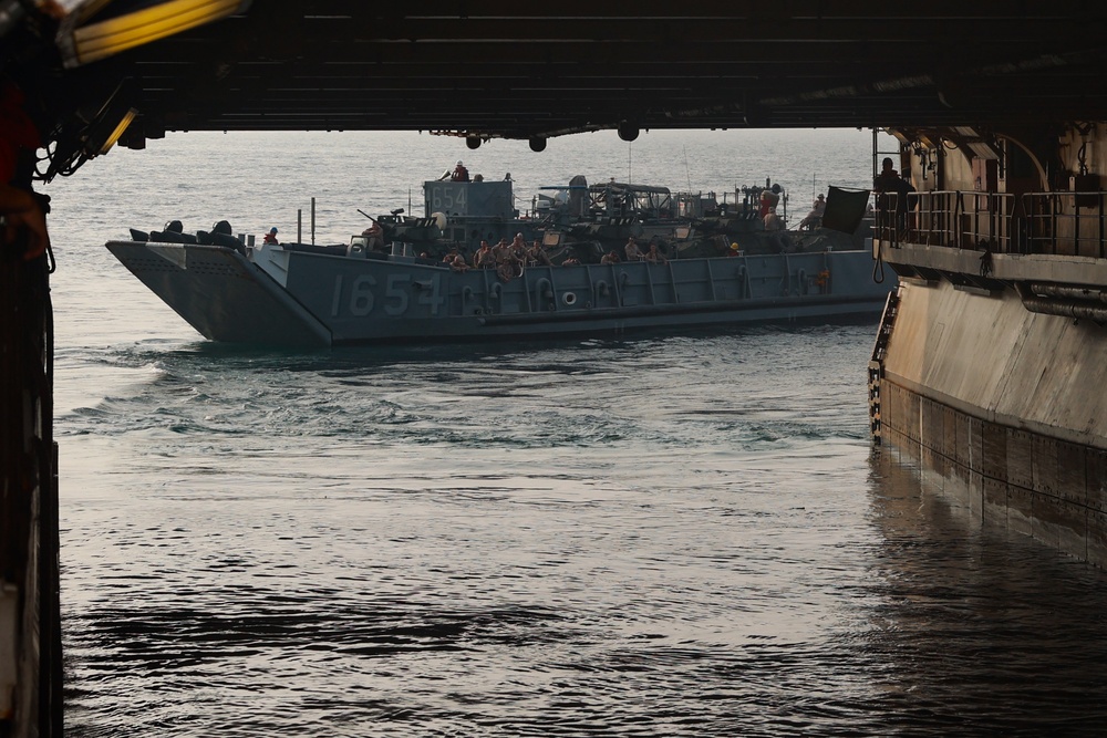 USS Bataan, 26 MEU Operate in the Arabian Gulf with Special Operations Joint Task Force-Central