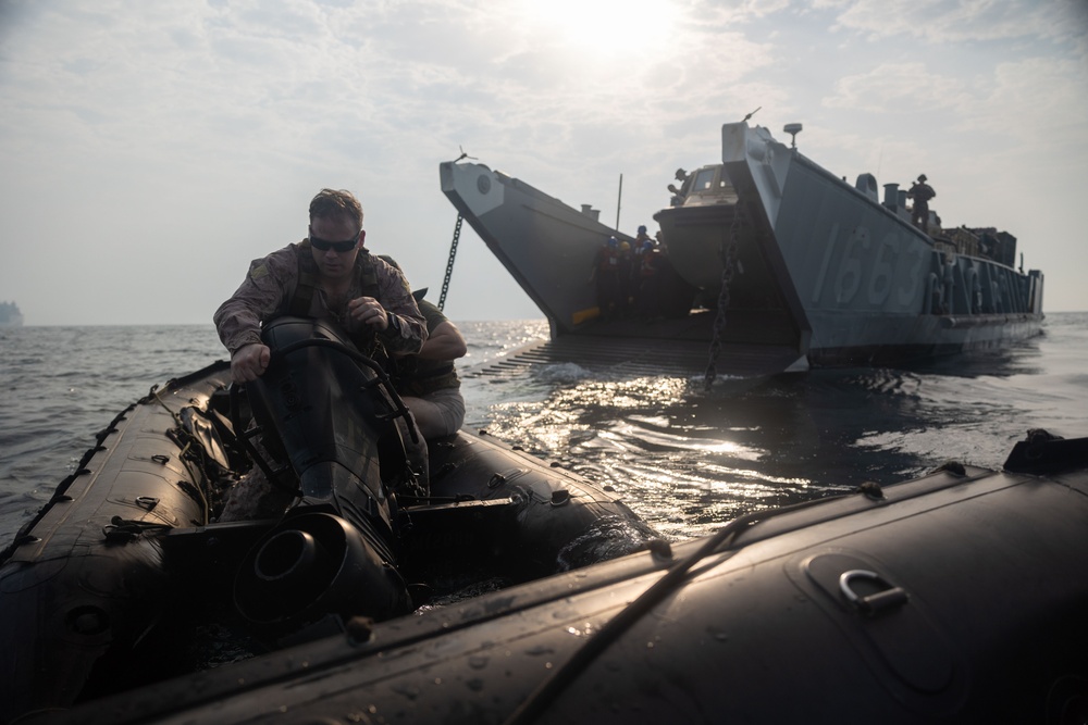 USS Bataan, 26 MEU Operate in the Arabian Gulf with Special Operations Joint Task Force-Central