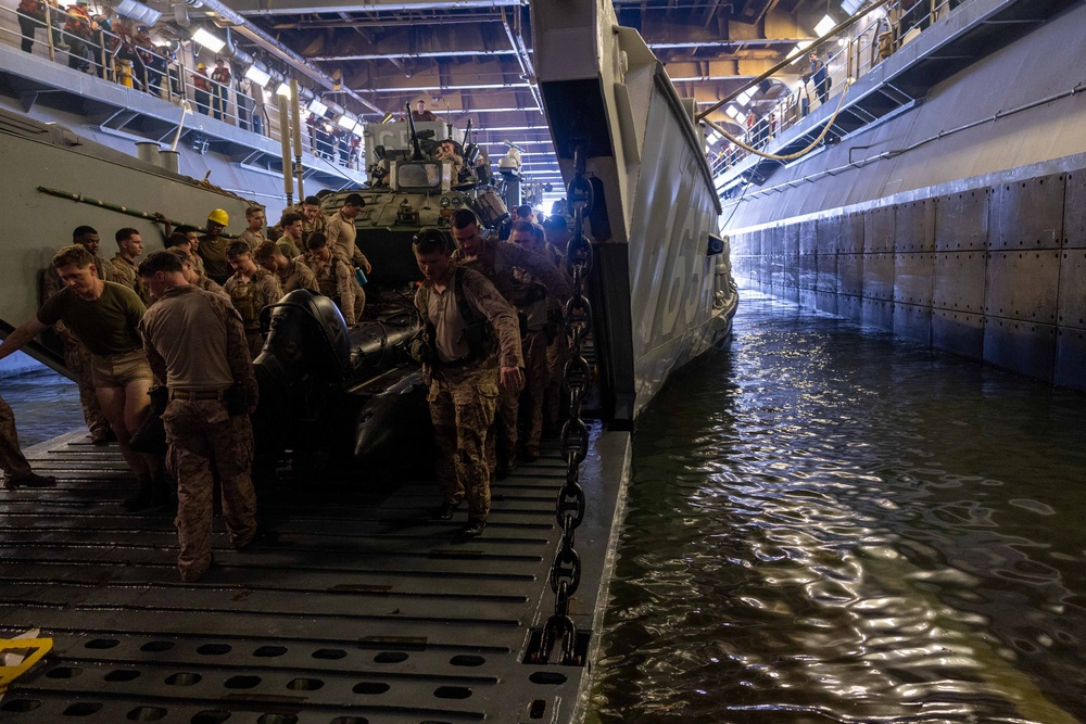 USS Bataan, 26 MEU Operate in the Arabian Gulf with Special Operations Joint Task Force-Central