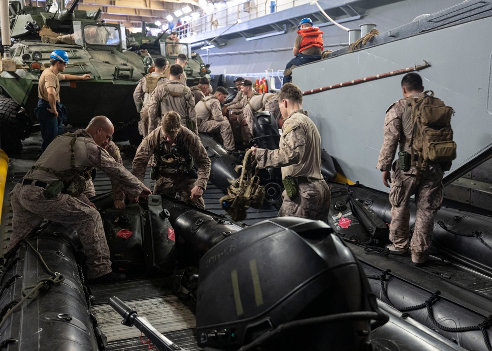 USS Bataan, 26 MEU Operate in the Arabian Gulf with Special Operations Joint Task Force-Central