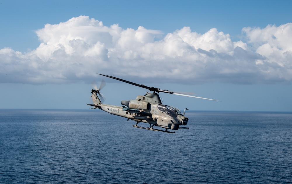 USS Green Bay (LPD 20) Conducts Flight Operations with 31st MEU