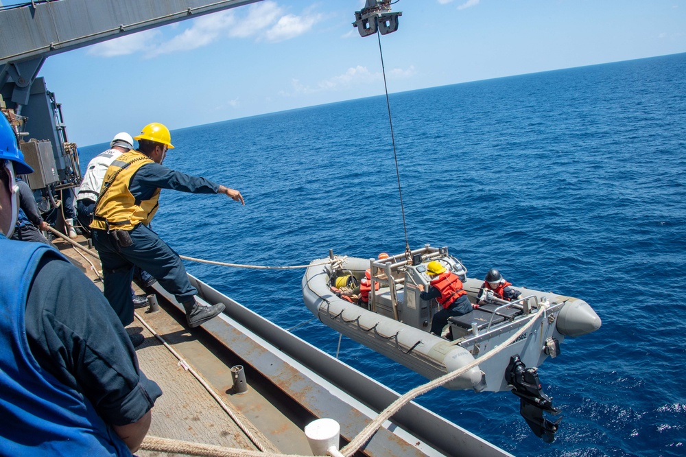 USS Green Bay (LPD 20) Conducts Man Overboard Drill