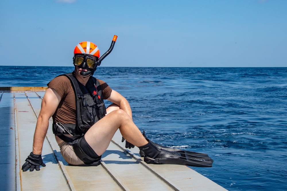 USS Green Bay (LPD 20) Conducts Man Overboard Drill
