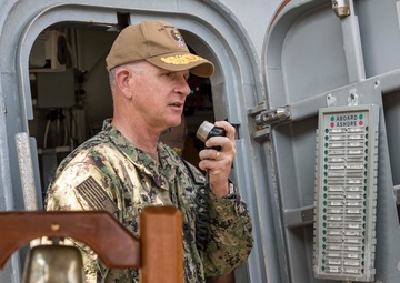 C2F COM Visits USS Gravely