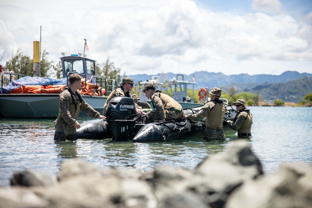 3d Reconnaissance Marines conduct CRRC operations