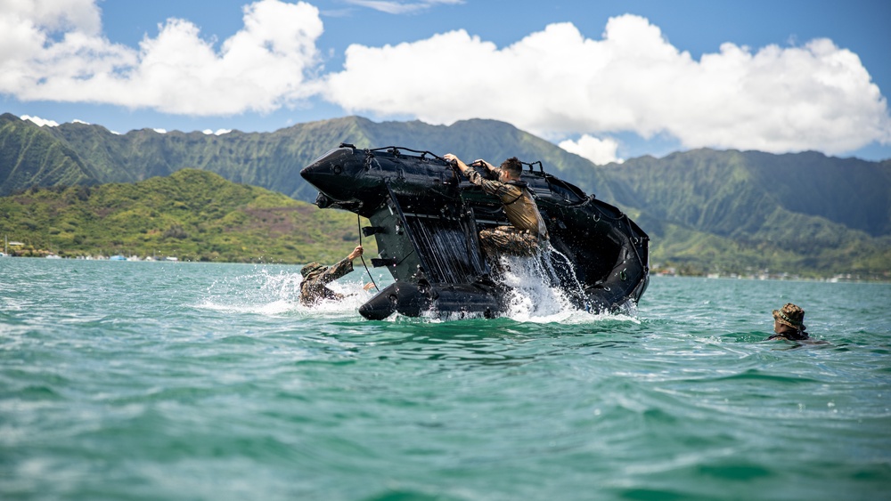 3d Reconnaissance Marines conduct CRRC operations