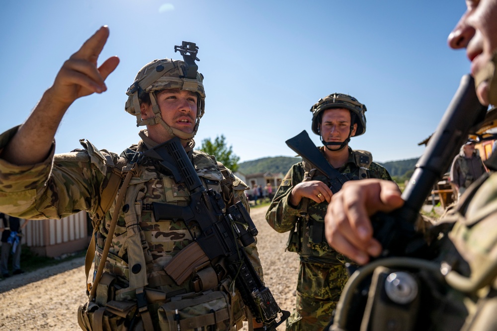 Multinational Soldiers integrate in field training during Saber Junction 23