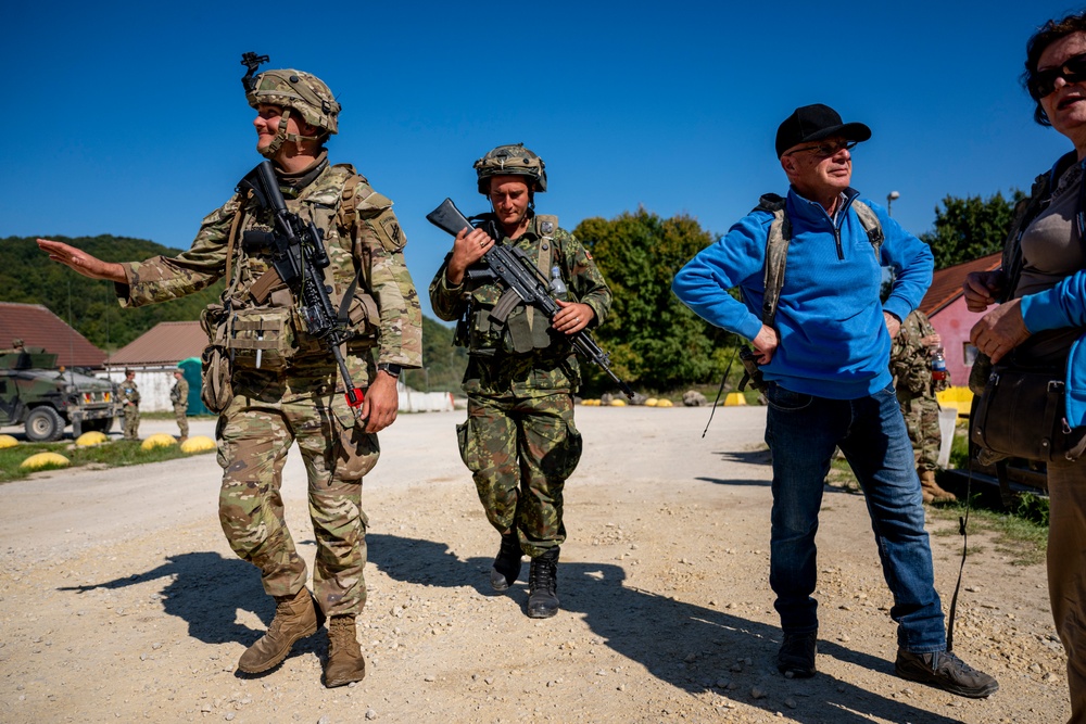 Multinational Soldiers integrate in field training during Saber Junction 23