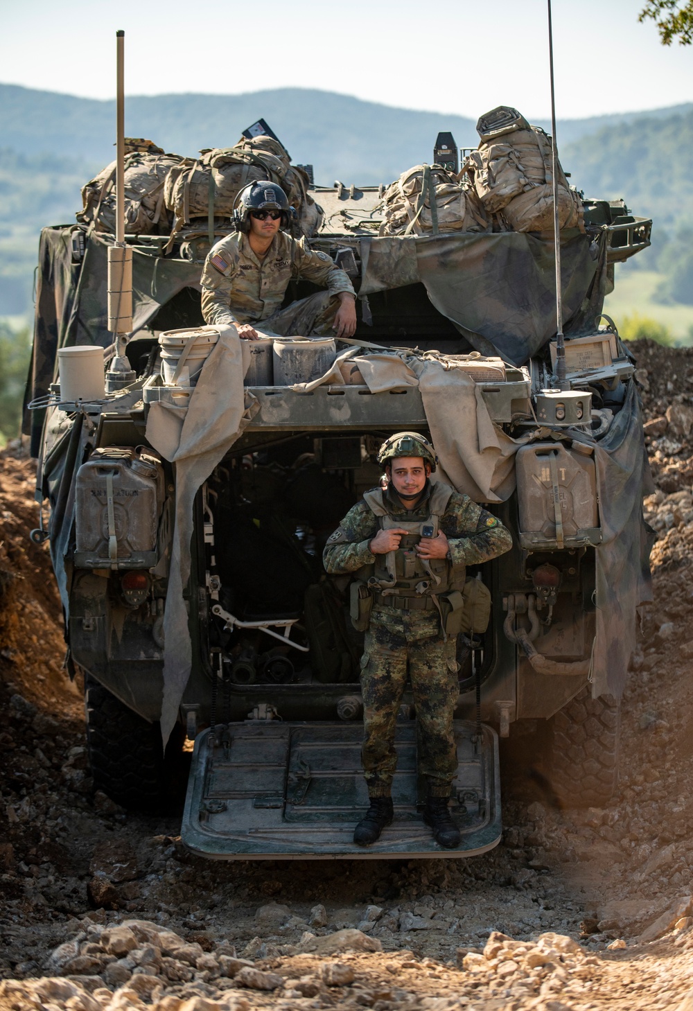 Multinational Soldiers integrate in field training during Saber Junction 23