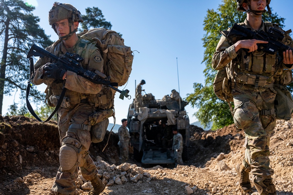 Multinational Soldiers integrate in field training during Saber Junction 23