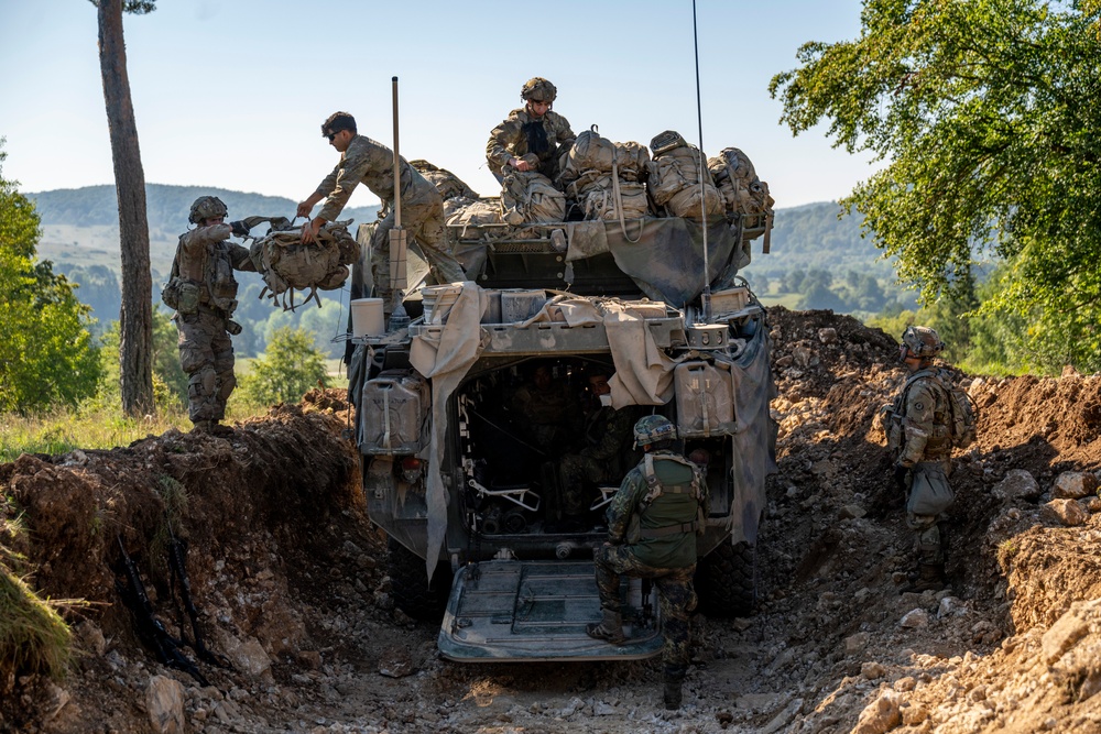 Multinational Soldiers integrate in field training during Saber Junction 23