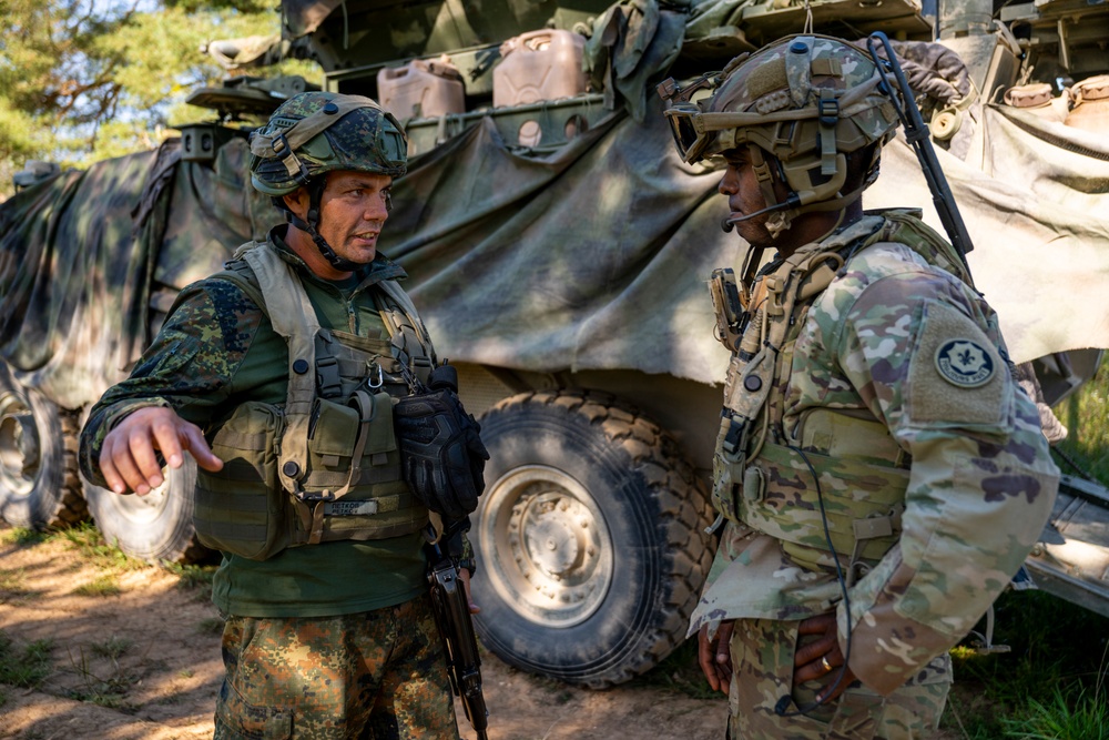 Multinational Soldiers integrate in field training during Saber Junction 23