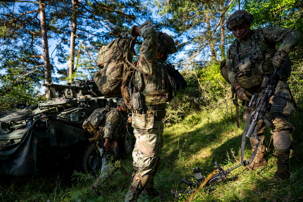 Multinational Soldiers integrate in field training during Saber Junction 23