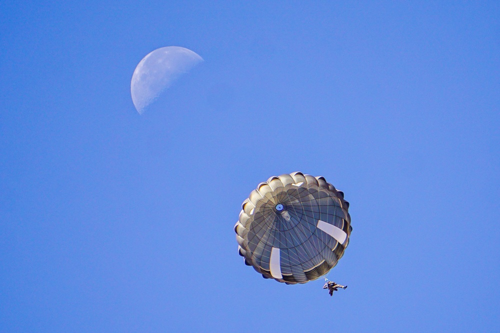 Texas Army National Guard conducts airborne jump into Bright Star 23