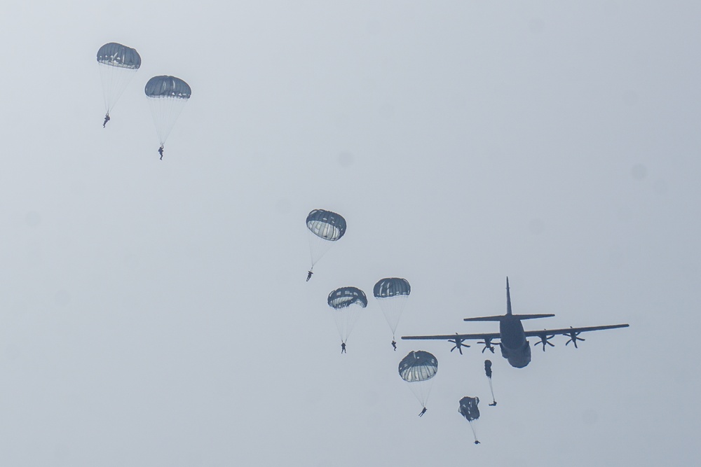 Texas Army National Guard conducts airborne jump into Bright Star 23