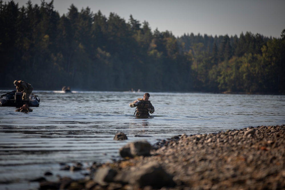 &quot;Cutthroat&quot; cavalry troopers conduct amphibious operations and survival training
