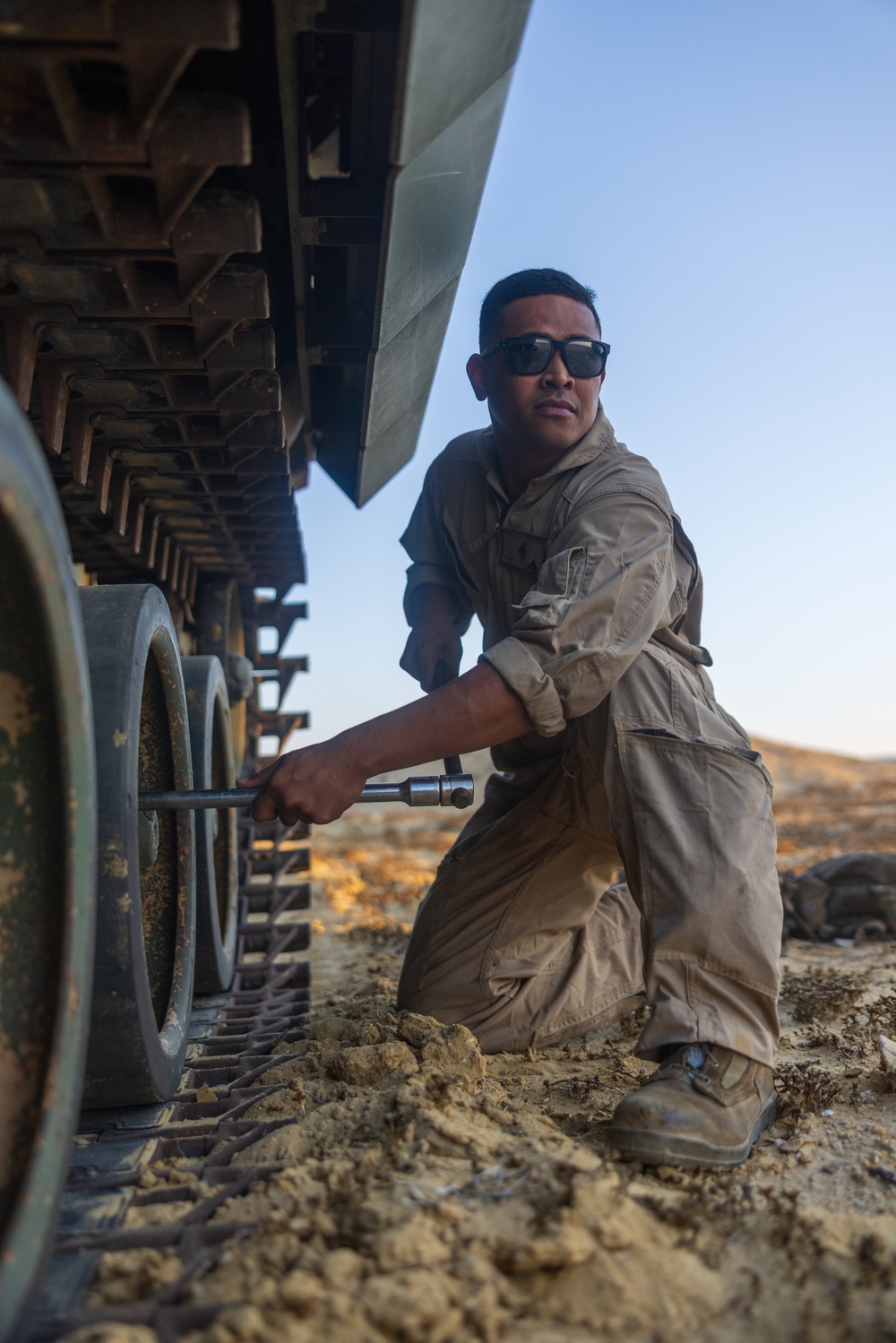 Marines with 3rd Assault Amphibian Bn. zero their weapons.