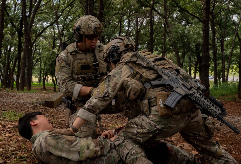 ROK, U.S. Navy SEALs conduct mass casualty drill